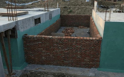 鹤山市周边施工致房屋倾斜 专业扶正加固公司的建筑工程应对策略